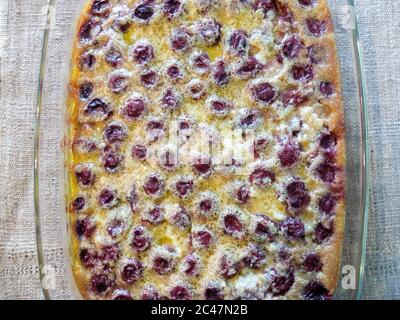 Dessert de clafoutis aux cerises maison. La clafoutis est un gâteau traditionnellement composé de cerises masquées, c'est-à-dire entièrement recouvert d'une crème anglaise Banque D'Images