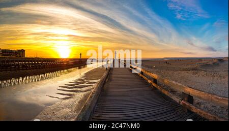 Panorama de l'embarcadère et du phare en bois à Trouville et Deauville dans une belle soirée d'été, en France Banque D'Images