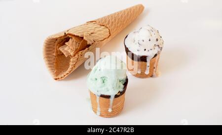 Glace artisanale aux gaufres émaillées de chocolat. Photo de haute qualité Banque D'Images