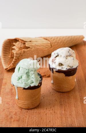 Glace à la menthe en verre émaillé de chocolat et de cône sur bois. Photo verticale de haute qualité Banque D'Images