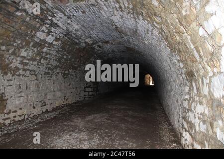 Ancien passage secret sombre d'un château en Italie Banque D'Images