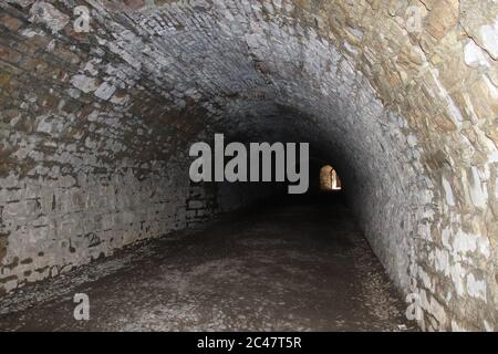 Ancien passage secret sombre d'un château en Italie Banque D'Images