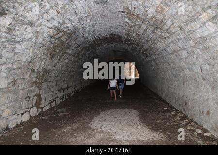 Ancien passage secret sombre d'un château en Italie Banque D'Images