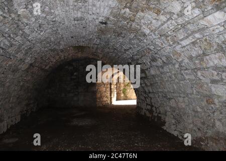 Ancien passage secret sombre d'un château en Italie Banque D'Images