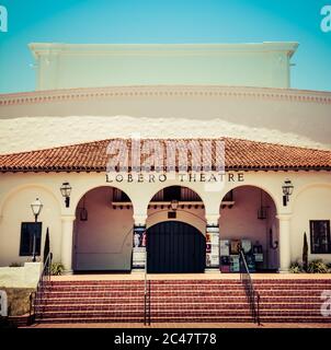 Entrée au Lobero Theatre de style colonial espagnol avec toit en tuiles rouges, fondé en 1873 à Santa Barbara, CA Banque D'Images