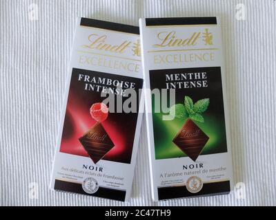 Barre de chocolat Lindt, emballage. Lindt est une marque de chocolat suisse de luxe et de qualité. Banque D'Images