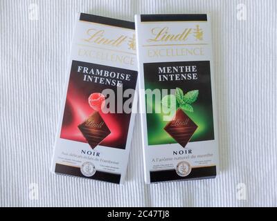 Barre de chocolat Lindt, emballage. Lindt est une marque de chocolat suisse de luxe et de qualité. Banque D'Images