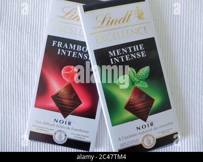 Barre de chocolat Lindt, emballage. Lindt est une marque de chocolat suisse de luxe et de qualité. Banque D'Images