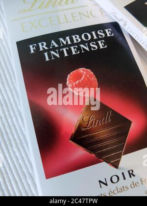 Barre de chocolat Lindt, emballage. Lindt est une marque de chocolat suisse de luxe et de qualité. Banque D'Images