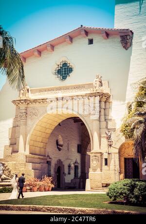 Notez l'inscription espagnole, au-dessus de l'entrée du palais de justice du comté de Santa Barbara par l'arche au pilori à l'entrée de la passerelle par la mariée et le marié Banque D'Images