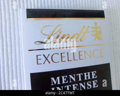 Barre de chocolat Lindt, emballage. Lindt est une marque de chocolat suisse de luxe et de qualité. Banque D'Images