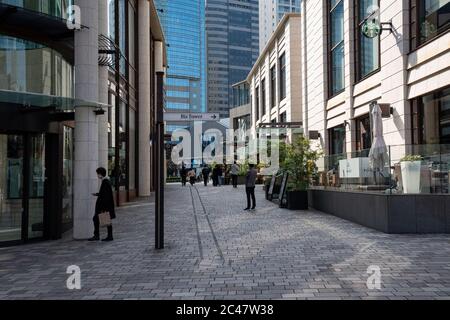 Les gens qui marchent dans la région autour de la station TBS (Tokyo Broadcasting System) nommée "Akasaka Sacas". Tokyo, Japon. Banque D'Images