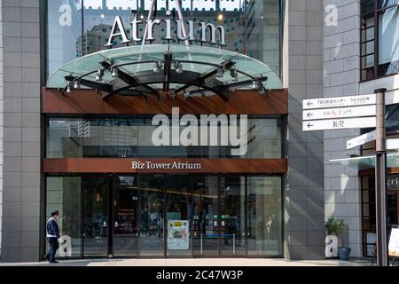 L'entrée de l'atrium de la tour BizTower dans la zone autour de la station TBS (Tokyo Broadcasting System) nommée « Akasaka Sacas ». Banque D'Images