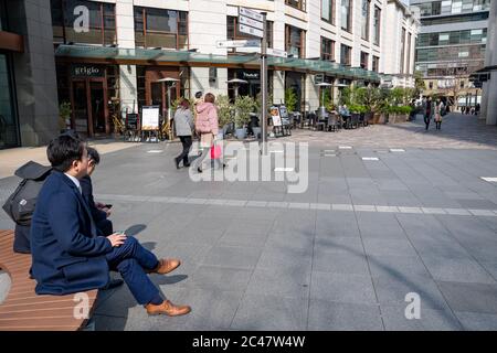 De jeunes salarymen se détendent sur un banc dans la région autour de la station TBS (Tokyo Broadcasting System) nommée 'Akasaka Sacas'. Banque D'Images