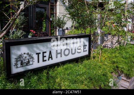 Le panneau « marché aux fleurs d'Aoyama - salon de thé ». La boutique se trouve dans la zone autour de la station TBS (Tokyo Broadcasting System) appelée Akasaka Sacas. Banque D'Images