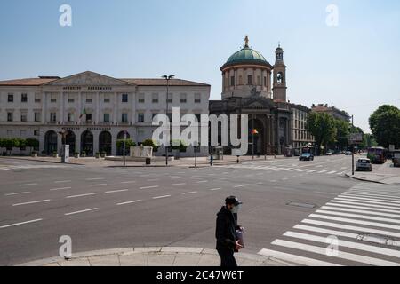 Vers midi, route presque vide dans le centre-ville appelé 'Largo Porta Nuova' pendant le confinement en raison de l'épidémie de coronavirus. Banque D'Images