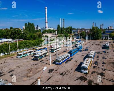 Trolleybus dans le parking au dépôt, vue aérienne. Banque D'Images