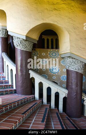 Marches en briques rouges accentuées de carreaux espagnols colorés avec de l'art mosaïque sur les murs avec des colonnes au palais de justice du comté de Santa Barbara, en CALIFORNIE, États-Unis Banque D'Images