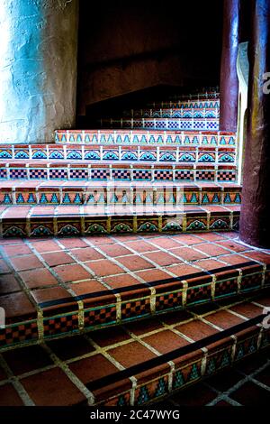 Des tuiles espagnoles décoratives sur des marches en briques rouges menant vers la tour du palais de justice historique du comté de Santa Barbara à Santa Barbara, CA, Banque D'Images