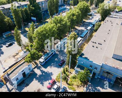 Trolleybus dans le parking au dépôt, vue aérienne. Banque D'Images