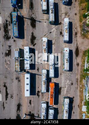 Trolleybus dans le parking au dépôt, vue aérienne. Banque D'Images