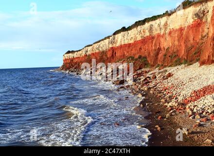 Old Hunstanton Cliffs, High Tide, Carstone, craie, rayures, rayures, mer du Nord, The Wash, Norfolk, Angleterre, Royaume-Uni Banque D'Images