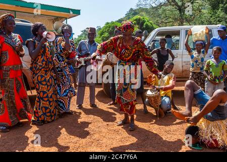 Danseuse africaine avec des musiciens à Kabala, Sierra Leone Banque D'Images