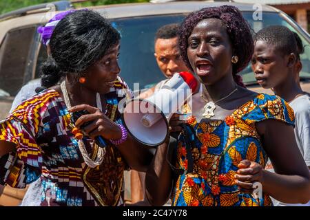 Danseuse africaine avec des musiciens à Kabala, Sierra Leone Banque D'Images