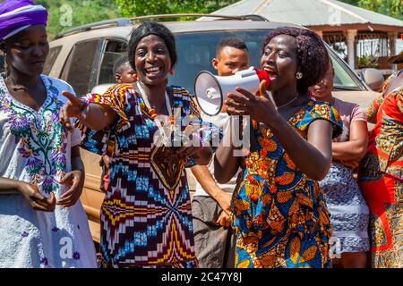 Danseuse africaine avec des musiciens à Kabala, Sierra Leone Banque D'Images