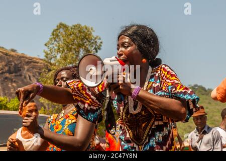 Danseuse africaine avec des musiciens à Kabala, Sierra Leone Banque D'Images