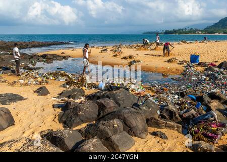 Llittered Beach dans Western Area Rural, Sierra Leone Banque D'Images