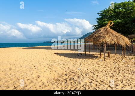 Llittered Beach dans Western Area Rural, Sierra Leone Banque D'Images