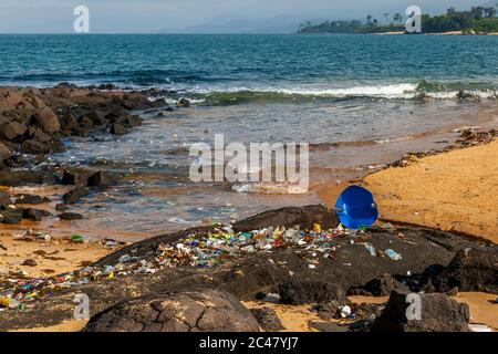 Llittered Beach dans Western Area Rural, Sierra Leone Banque D'Images