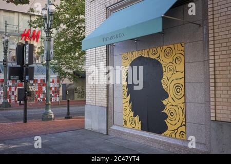 Le magasin Tiffany & Co, situé dans le centre-ville de Portland, Oregon, est devenu un véritable faux-fondé pour les artistes de rue qui se rendent dans des manifestations pacifiques. Banque D'Images