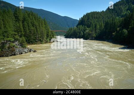 Pont Alexandra, route transcanadienne BC. Le pont Alexandra traversant le fleuve Fraser près de Boston Bar, Colombie-Britannique, Canada. Banque D'Images