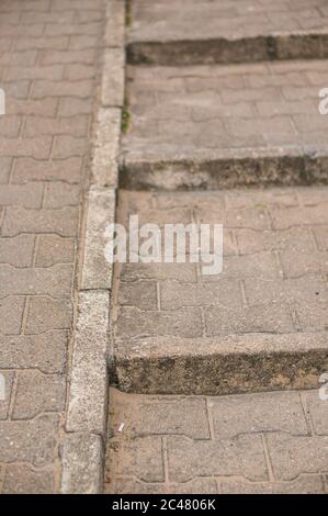 Plan vertical des escaliers et une rampe pour fauteuils roulants sur le rue pendant la journée Banque D'Images