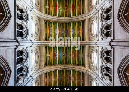 MADRID, ESPAGNE - 07 novembre 2019 : Cealing de la Catedral de Santa María la Real de la Almudena à Madrid. Banque D'Images