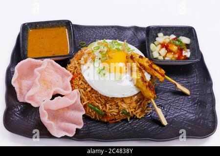 Nasi goreng, littéralement du riz frit en indonésien, servir avec du poulet et des crevettes Banque D'Images