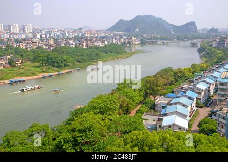 La rivière Li traverse Guilin Banque D'Images