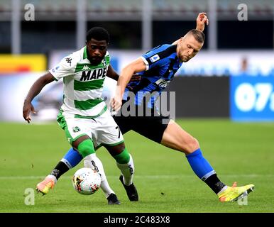 Milan. 25 juin 2020. Jeremie Boga (L) de Sassuolo rivalise avec le Skriniar de Milan du FC Inter lors d'un match de football entre le FC Inter et Sassuolo à Milan, Italie, le 24 juin 2020. Crédit: Xinhua/Alay Live News Banque D'Images