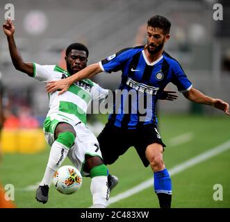 Milan. 25 juin 2020. Jeremie Boga (L) de Sassuolo rivalise avec Roberto Gagliardini du FC Inter lors d'un match de football entre le FC Inter et Sassuolo à Milan, Italie, le 24 juin 2020. Crédit: Xinhua/Alay Live News Banque D'Images