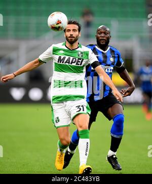 Milan. 25 juin 2020. Gian Marco Ferrari (L) de Sassuolo rivalise avec Romelu Lukaku du FC Inter lors d'un match de football entre le FC Inter et Sassuolo à Milan, Italie, le 24 juin 2020. Crédit: Xinhua/Alay Live News Banque D'Images