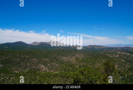 La vue depuis le sommet du sentier sur Prescott, Thumb Butte en Arizona. Au loin, vous pouvez voir la montagne Granite, et les pics de San Francisco. Banque D'Images