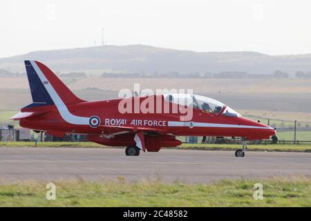 XX323, un BAe Hawk T1 de l'équipe d'exposition acrobatique de la Royal Air Force, les flèches rouges, à la RAF Leuchars en 2012. Banque D'Images