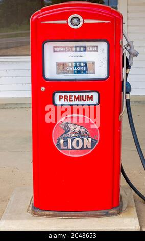 Une pompe à gaz à lion Petroleum antique se trouve à la station de service de Docery, sur le terrain de Docery Farms, le 12 août 2016, à Cleveland, Mississippi. Banque D'Images