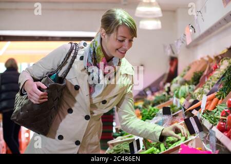 Photo de femme au marché acheter des légumes Banque D'Images