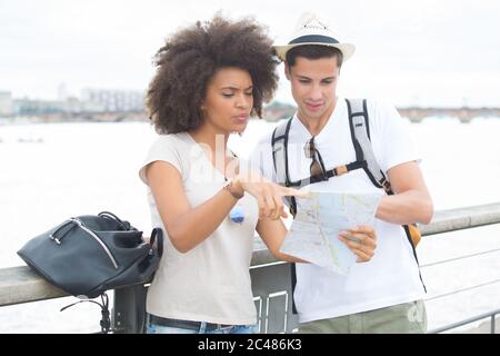 les jeunes touristes lisent une carte Banque D'Images