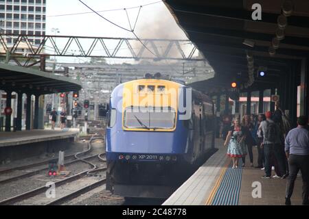 Le train Elvis Express part de la gare centrale de Sydney pour le festival TrainLink Parkes Elvis 2014 de Nouvelle-Galles du Sud. Banque D'Images