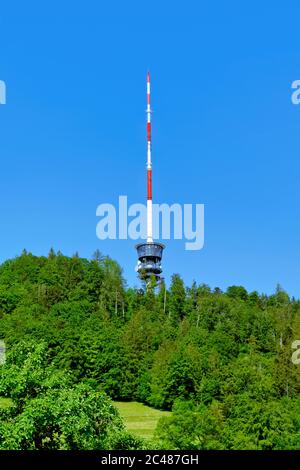 Tour de télévision sur le sommet de la montagne Bantiger, Berne, Suisse Banque D'Images