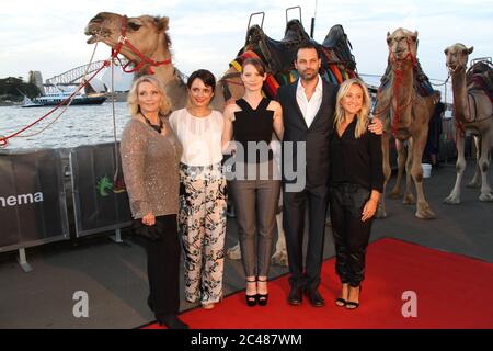 L-R: Auteur Robyn Davidson, actrice Jessica Tovey, actrice Mia Wasikowska, productrice Emile Sherman et épouse Caroline Sherman arrivent sur le tapis rouge f Banque D'Images